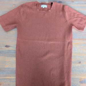 Maternity/Breastfeeding Ribbed Tee in Rust Brown